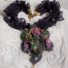 Ciondolo Haute-Couture Flower Poetry ricamato con fiori di porcellana, pizzo viola antico, cristalli, perle di semi con accessori in argento 925 e placcati oro